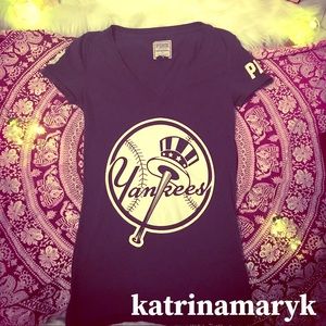 PINK VS Yankees Tee Size: S Condition: Very Good💙